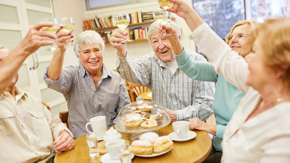 Eine Gruppe von Senioren treffen sich