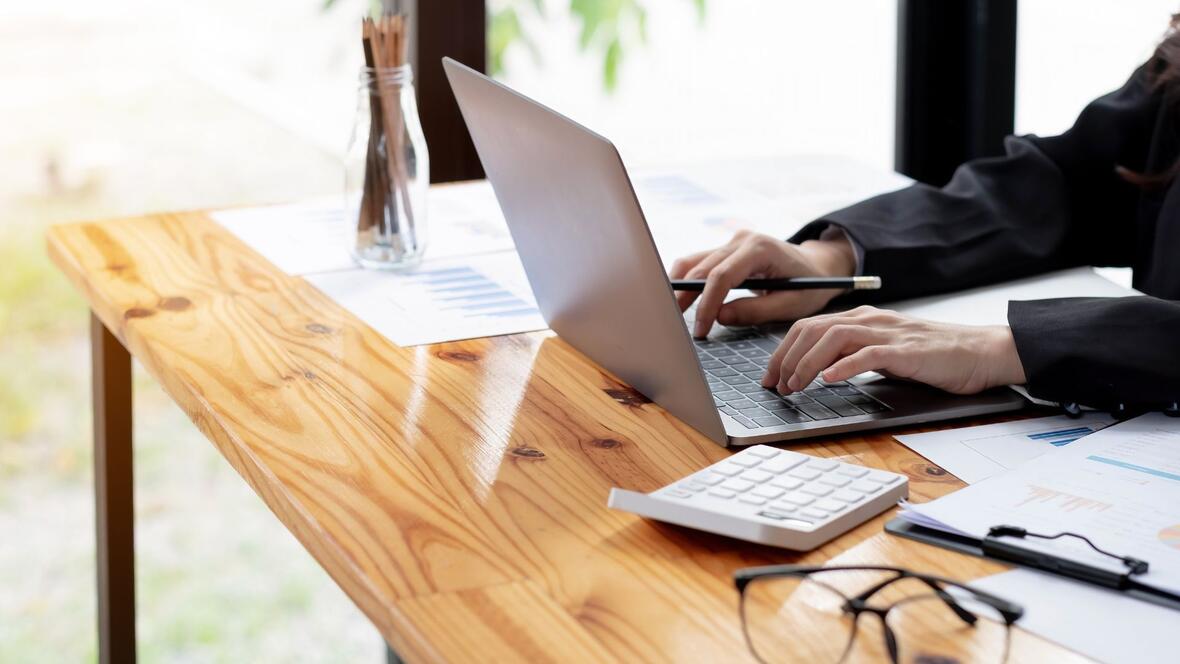 Kirchenverwaltung am Schreibtisch, bei der Arbeit