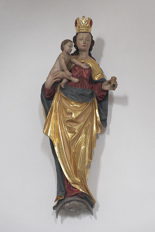 Maria mit Kind, kunstvoll geschnitzt, in der Pfarrkirche Mariae Verkündigung in Welden.
